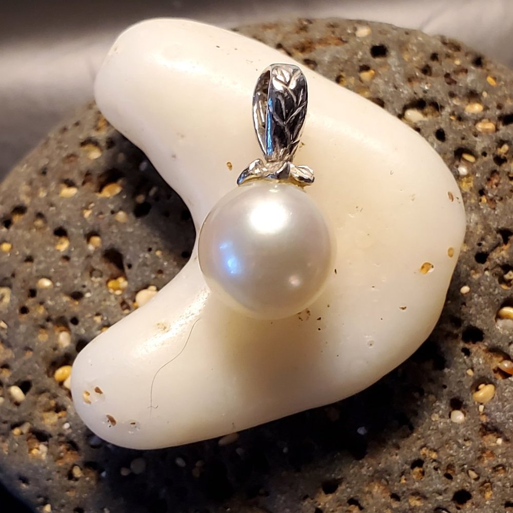 Lovely Vintage 14K White Gold Pearl Pendant